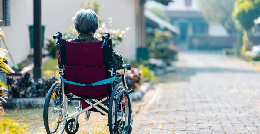 Mujer en silla de ruedas